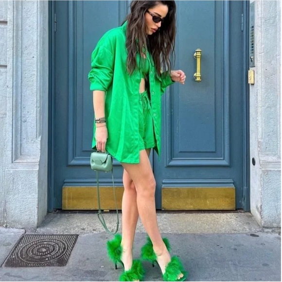 CO-ORD SET: OVERSIZED SATIN SHIRT & SHORTS - Picture 6 of 11